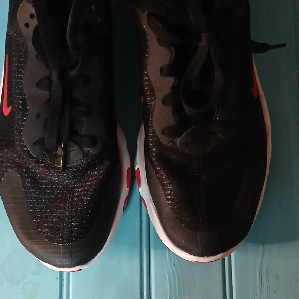 Nike Black and Red Athletic Sneakers Youth Size 7 - Picture 3 of 5